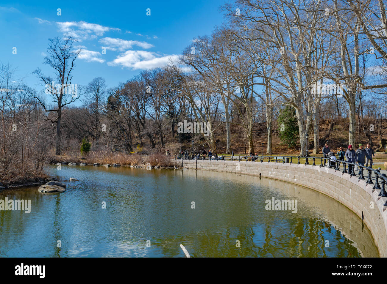 Prospect Park stagno e panche con persone che poggiano su di essi, Brooklyn, New York, Primavera 2019 Foto Stock