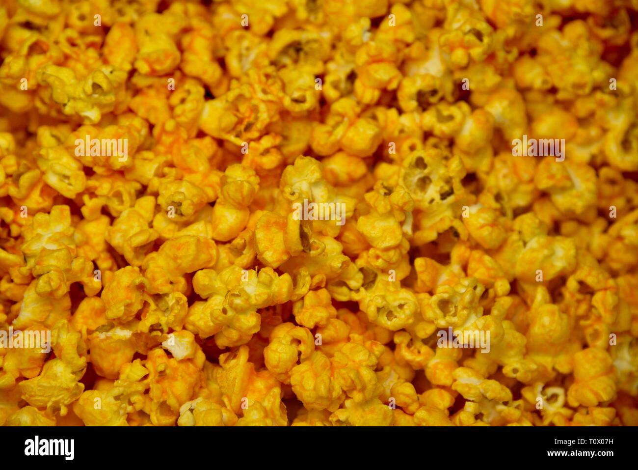 Vicino la pila di partite di croccante croccante, deliziosi popcorn pronti per una merenda in una partita di baseball, circo, cinema teatro o concessione di stand. Foto Stock