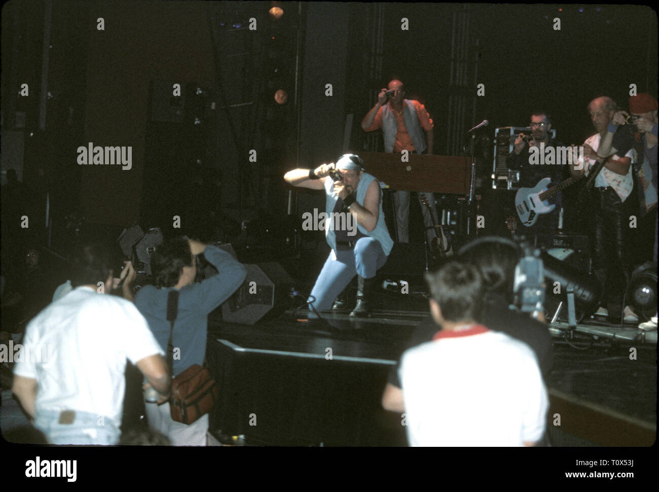 I fotografi sono mostrati di scattare una foto di Ian Anderson e Jethro Tull mentre i membri della band fotografia la stampa durante un 'live' prestazioni di concerto. Foto Stock