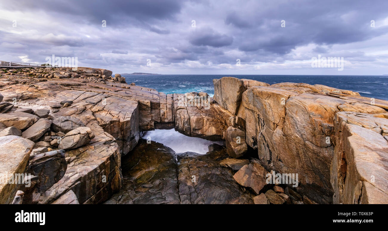 Il Ponte naturale di roccia di granito formazione causato da onda costiera erosione. Torndirrup National Park. Albany,l'Australia Occidentale Foto Stock