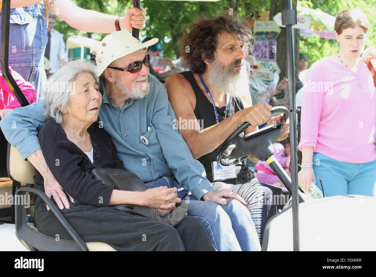 Toshi e Pete Seeger sono mostrati 'come vicino un' come wiz da in un carrello da golf durante la loro annuale concerto di beneficenza in caso per pulire il fiume Hudson nello Stato di New York. Foto Stock