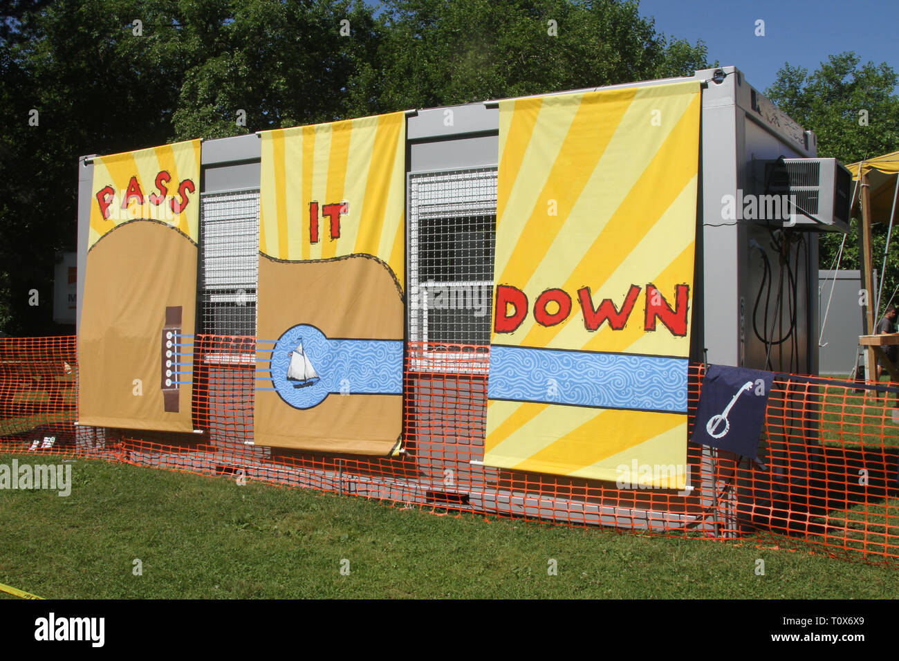 Grandi opere d'arte appese è visualizzato su un trio di banner a un concerto all'aperto evento. Foto Stock