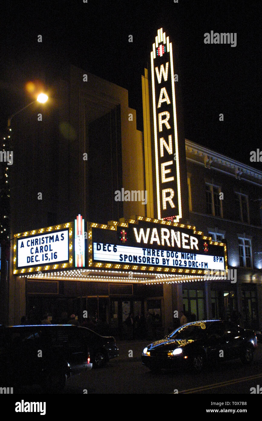 La Warner Theatre Marquee segno è mostrato illuminato sull'esecuzione di un concerto di notte. Foto Stock
