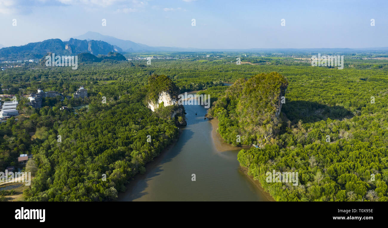Vista da sopra, splendida vista aerea di Khao Khanap Nam in Krabi town, Thailandia. Foto Stock