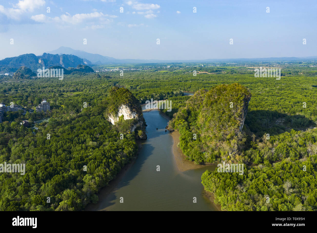 Vista da sopra, splendida vista aerea di Khao Khanap Nam in Krabi town, Thailandia. Foto Stock