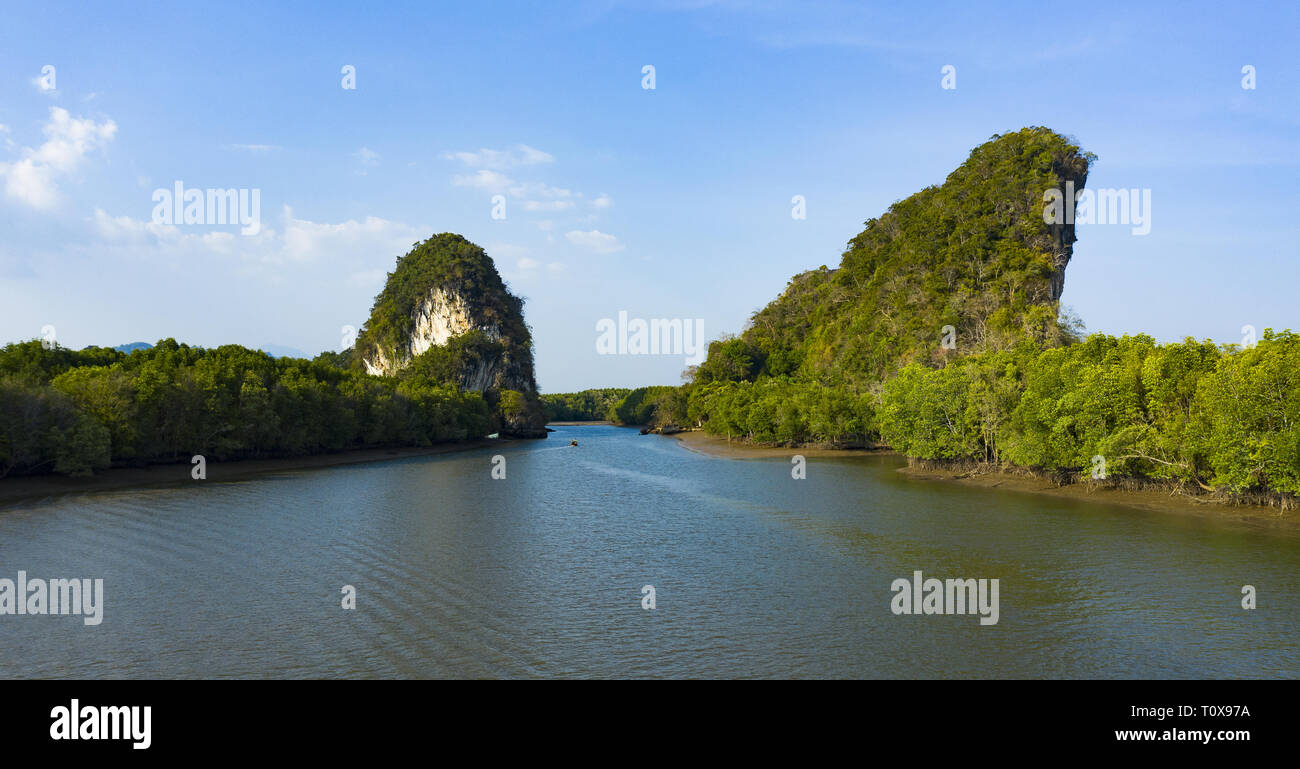 Vista da sopra, splendida vista aerea di Khao Khanap Nam in Krabi town, Thailandia. Foto Stock