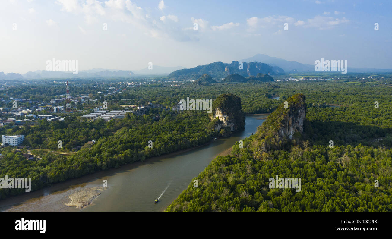 Vista da sopra, splendida vista aerea di Khao Khanap Nam in Krabi town, Thailandia. Foto Stock