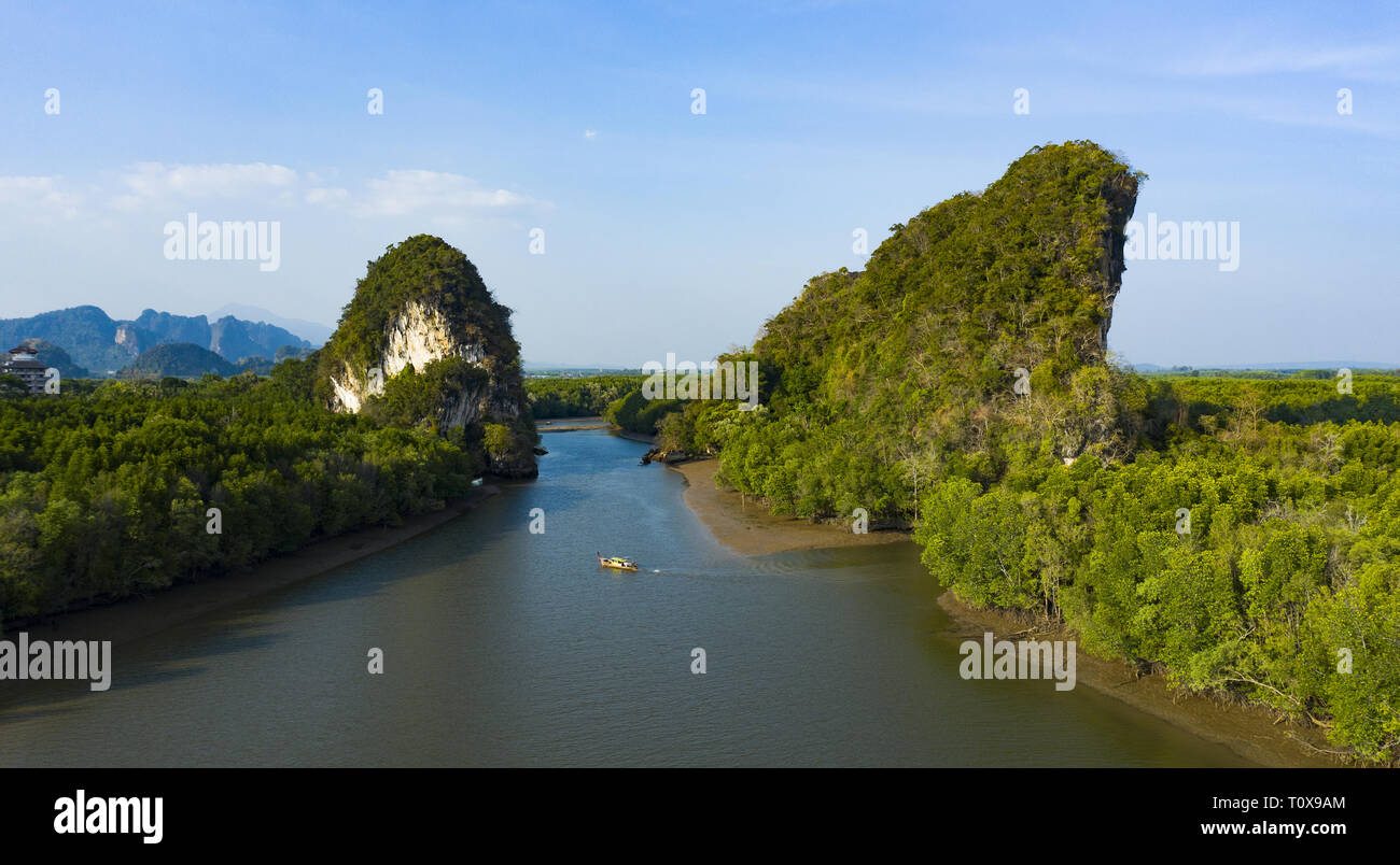 Vista da sopra, splendida vista aerea di Khao Khanap Nam in Krabi town, Thailandia. Foto Stock