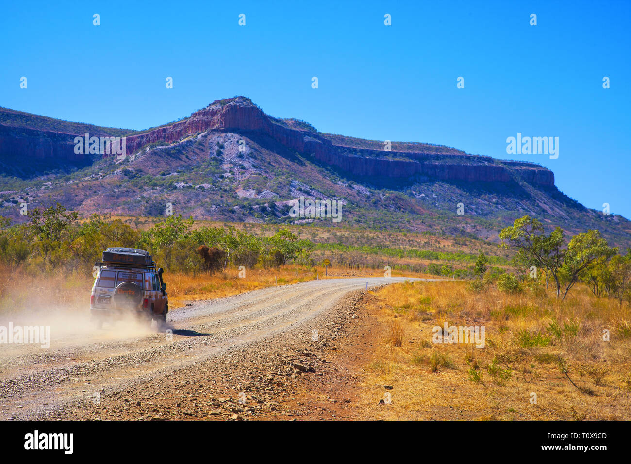 Kimberley, Australia - Luglio 2016: 4WD in viaggio la Gibb River Road, con la gamma di Cockburn in background. Foto Stock