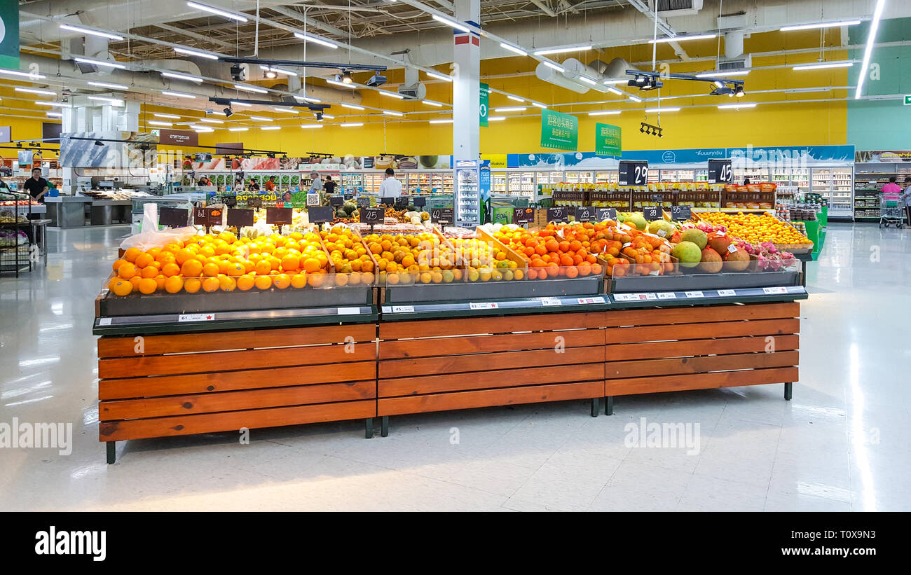 BANGKOK, Tailandia - 9 gennaio 2019: Frutta chioschi di vendita nel supermercato. Bangkok, Tailandia. Foto Stock