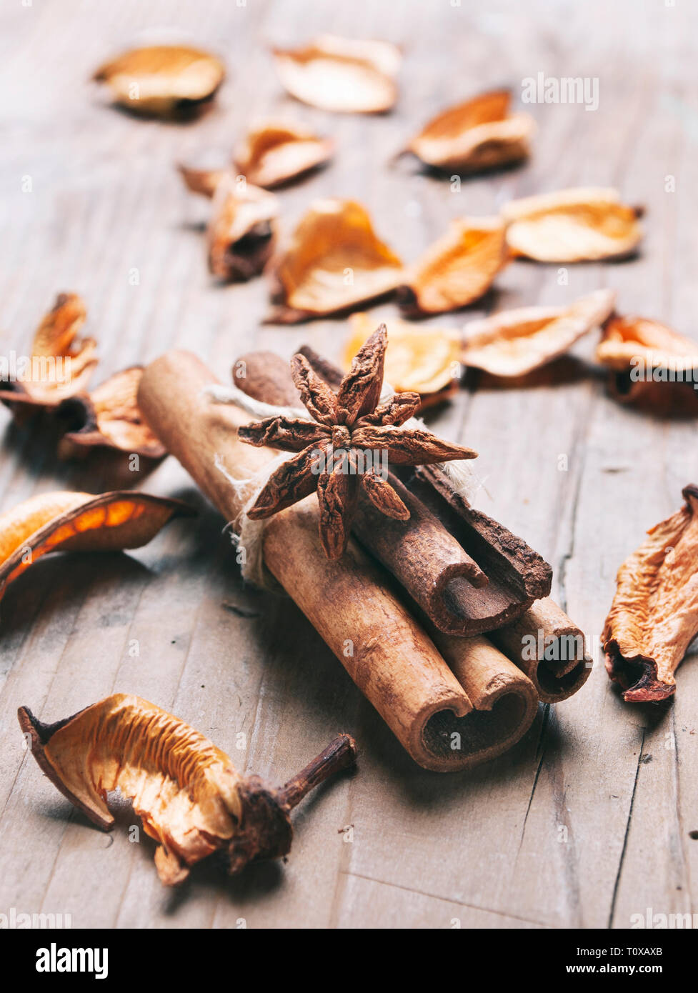 Primo piano della cannella e anice sapore a stella con profumati fiori secchi potpourri su vintage tavolo in legno sfondo. Zen relax meditazione e aromaterapia Foto Stock