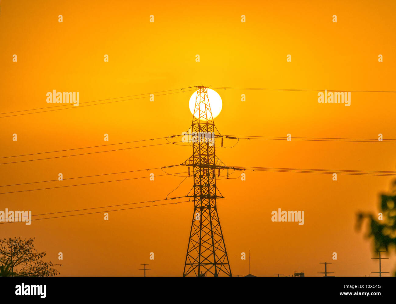 Palo elettrico silhouett e il sole al tramonto, essi mostrano il continuo di energia quando il sole va giù Foto Stock