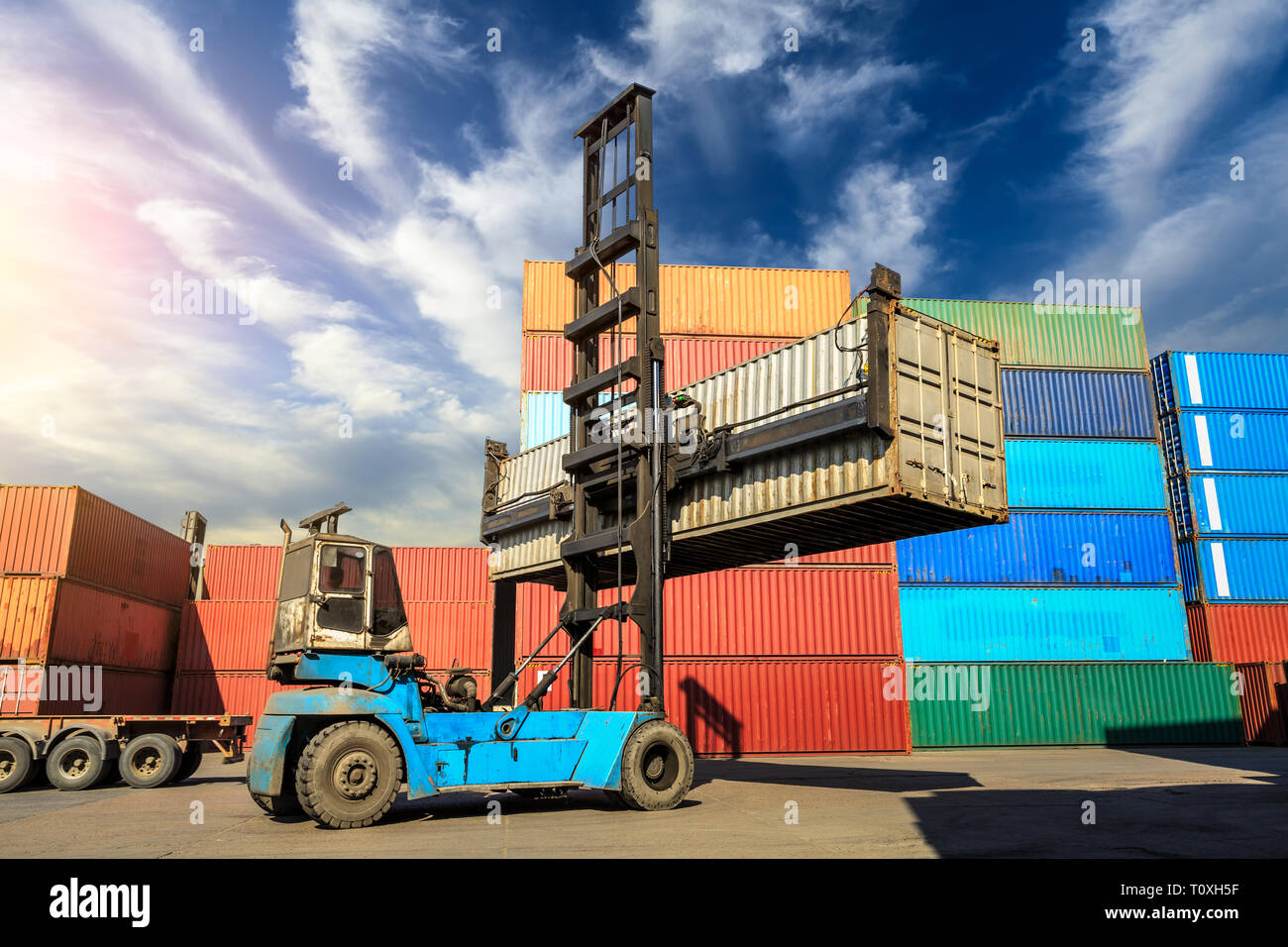 Contenitore carrello di carico e scarico delle merci nell'import-export zona Foto Stock