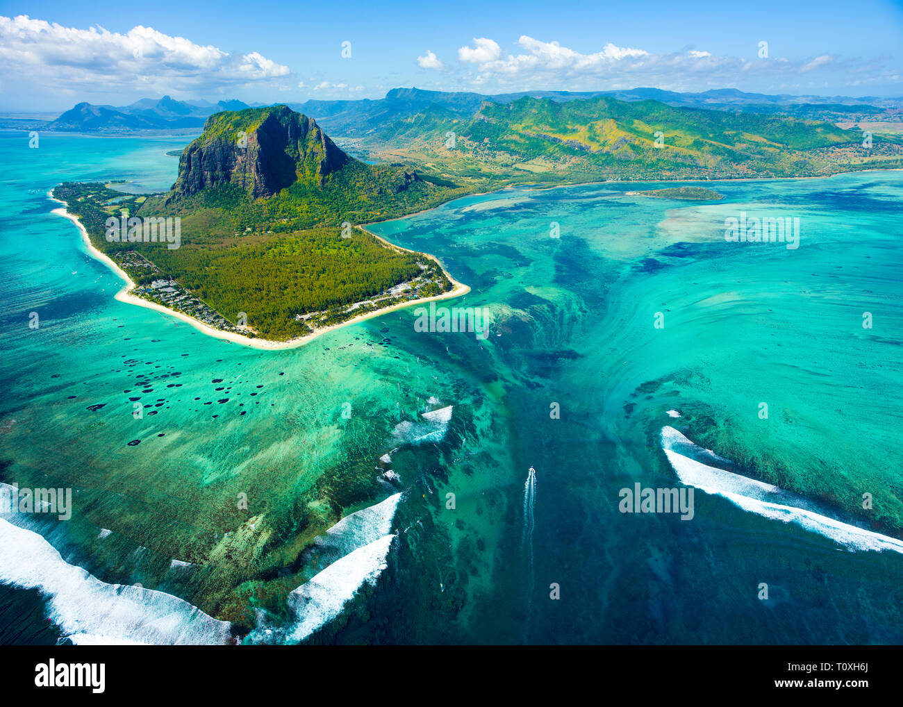 Vista aerea dell'isola di Mauritius panorama e il famoso Le Morne Brabant montagna, splendida laguna blu e cascata subacquea Foto Stock