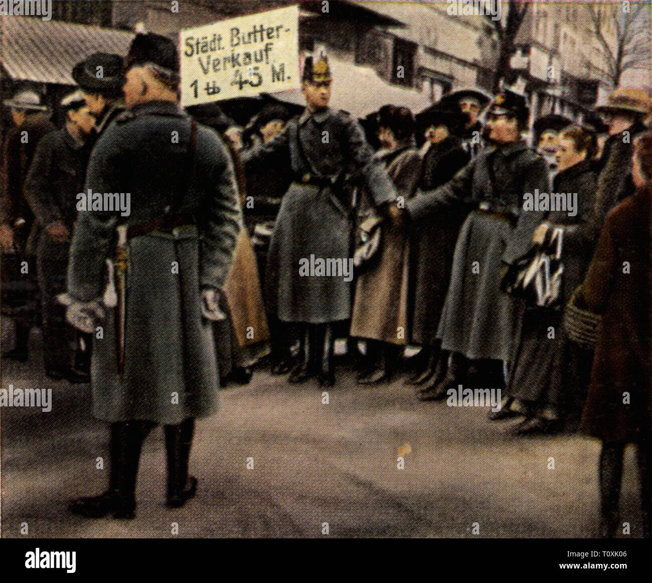 Inflazione tedesca 1914 - 1923, burro comunale vendita sotto la protezione della polizia, gennaio 1922, fotografia colorata, carta di sigaretta, serie 'Die Nachkriegszeit', 1935, polizia, guardia, vendita, vendita di burro, cibo, economia, persone, Germania Reich tedesco, Terzo Reich, Repubblica di Weimar, 1920s, aumento di prezzo, i prezzi elevati, con un aumento di prezzi, aumento dei prezzi e in un aumento di prezzi, sbuffando dell'offerta di moneta, xx secolo, inflazione, insufflazioni, colorato, colorato dopoguerra, periodo post-bellico, post-bellico, post-bellico, storico, storico Additional-Rights-Clearance-Info-Not-Available Foto Stock