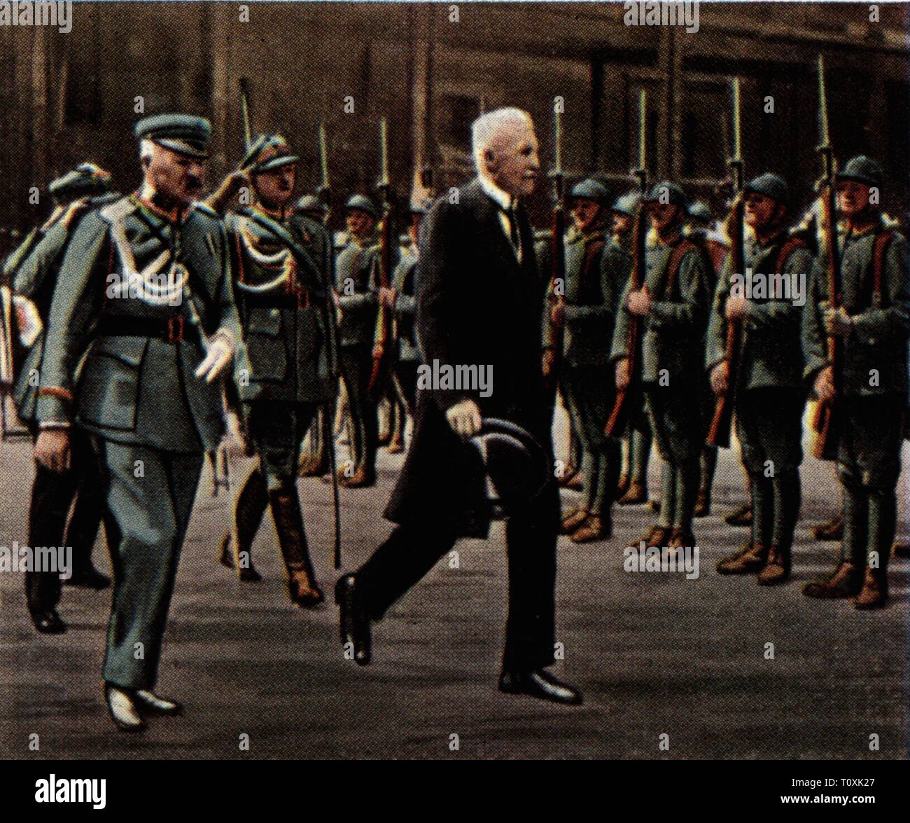 Può colpo di Stato in Polonia, 12.5. - 15.5.1926, Jozef Maresciallo Pilsudski e Ignacy stimolazione Moscicki off una guardia d'onore, Warszawa, fotografia colorata, carta di sigaretta, serie 'Die Nachkriegszeit', 1935, maggio, militare, putsch, colpo, rivolta, Seconda repubblica polacca, politica, politica, politico, politici, persone, 1920s, xx secolo, ritmo, stimolazione guardia d'onore, guardia di gloria, Varsavia, Varsavia, colorato, colorato, dopoguerra, periodo post-bellico, post-bellico, post-bellico, storico, storico Additional-Rights-Clearance-Info-Not-Available Foto Stock