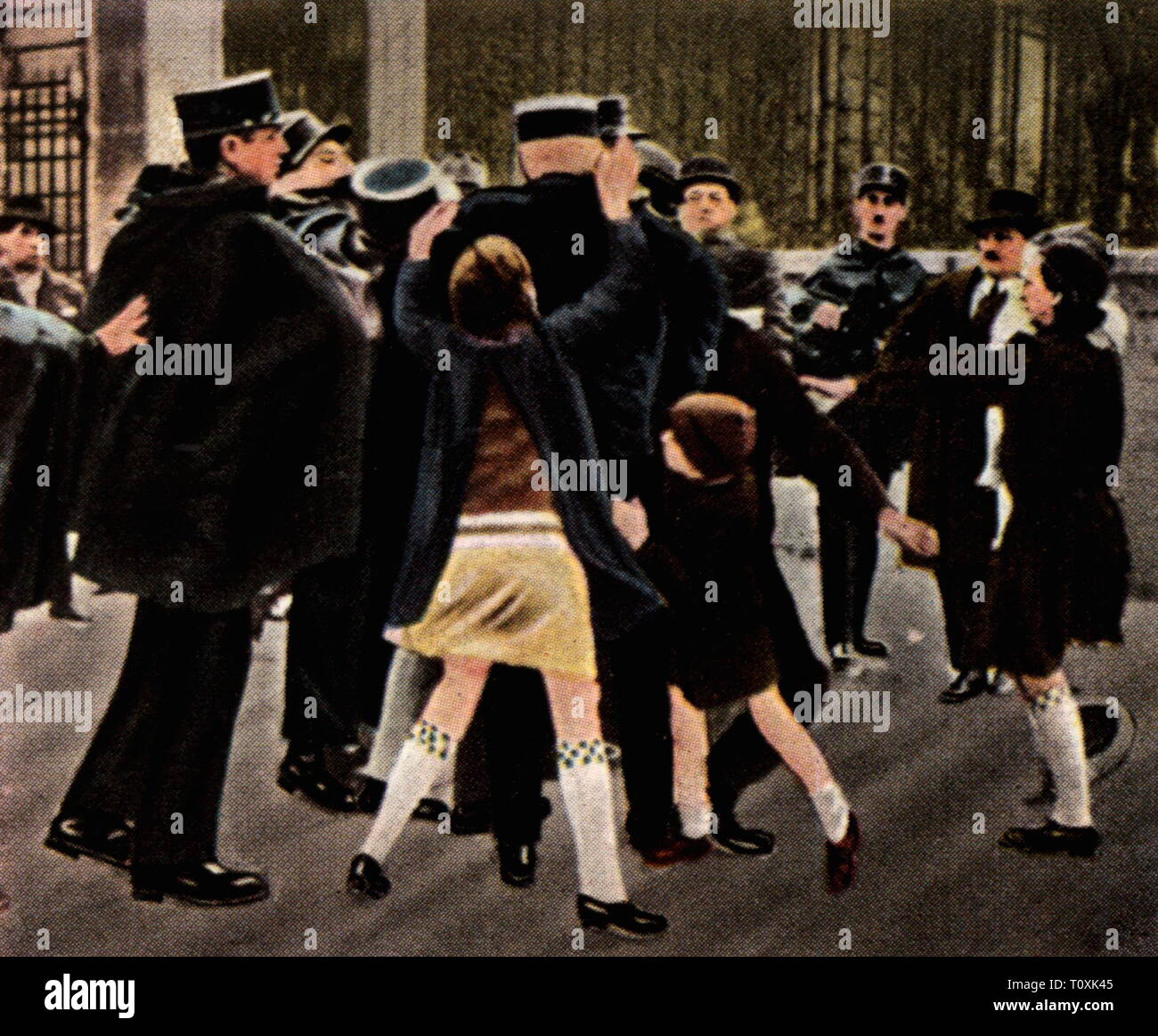 Politica, dimostrazioni, Francia, dimostrazioni a causa della crisi del settore bancario, la polizia è assalito dai bambini, Parigi, luglio 1931, fotografia colorata, carta di sigaretta, serie 'Die Nachkriegszeit', 1935, mondo depressione, depressioni del mondo, la violenza, la protesta, proteste, scandalo finanziario, crisi economica, economico crunch, crisi economiche, economica scricchiola, banca, banche, rage, ira e furore, Terza repubblica, persone del xx secolo, 1930S, politica, politica, dimostrazioni, demo, dimostrazione, demo, a causa, a causa a causa del fatto che i bambini, bambino, capretto, Additional-Rights-Clearance-Info-Not-Available Foto Stock