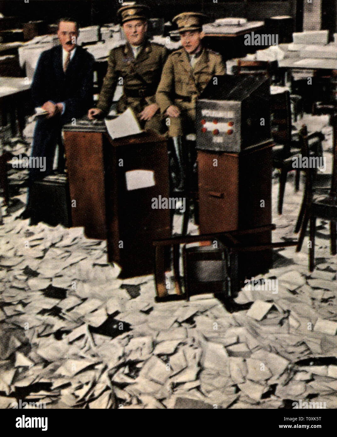 Politica, elezioni, Saar plebiscito, 13.1.1935, i membri del comitato plebiscito durante il conteggio dei voti, fotografia colorata, carta di sigaretta, serie 'Die Nachkriegszeit', 1935, plebiscito, referendum nazionale, a scrutinio segreto, urne, casella di voto, urne, voto, scatole di carta scrutinio scrutinio, carta, carta di voto, le schede elettorali, schede, schede elettorali, schede nulle, Commissione, commissioni commissione del dipartimento, decisione, raccomandazione della Commissione, il regolamento della Commissione, lega delle nazioni, Territorio della Saar Basin, G, Additional-Rights-Clearance-Info-Not-Available Foto Stock
