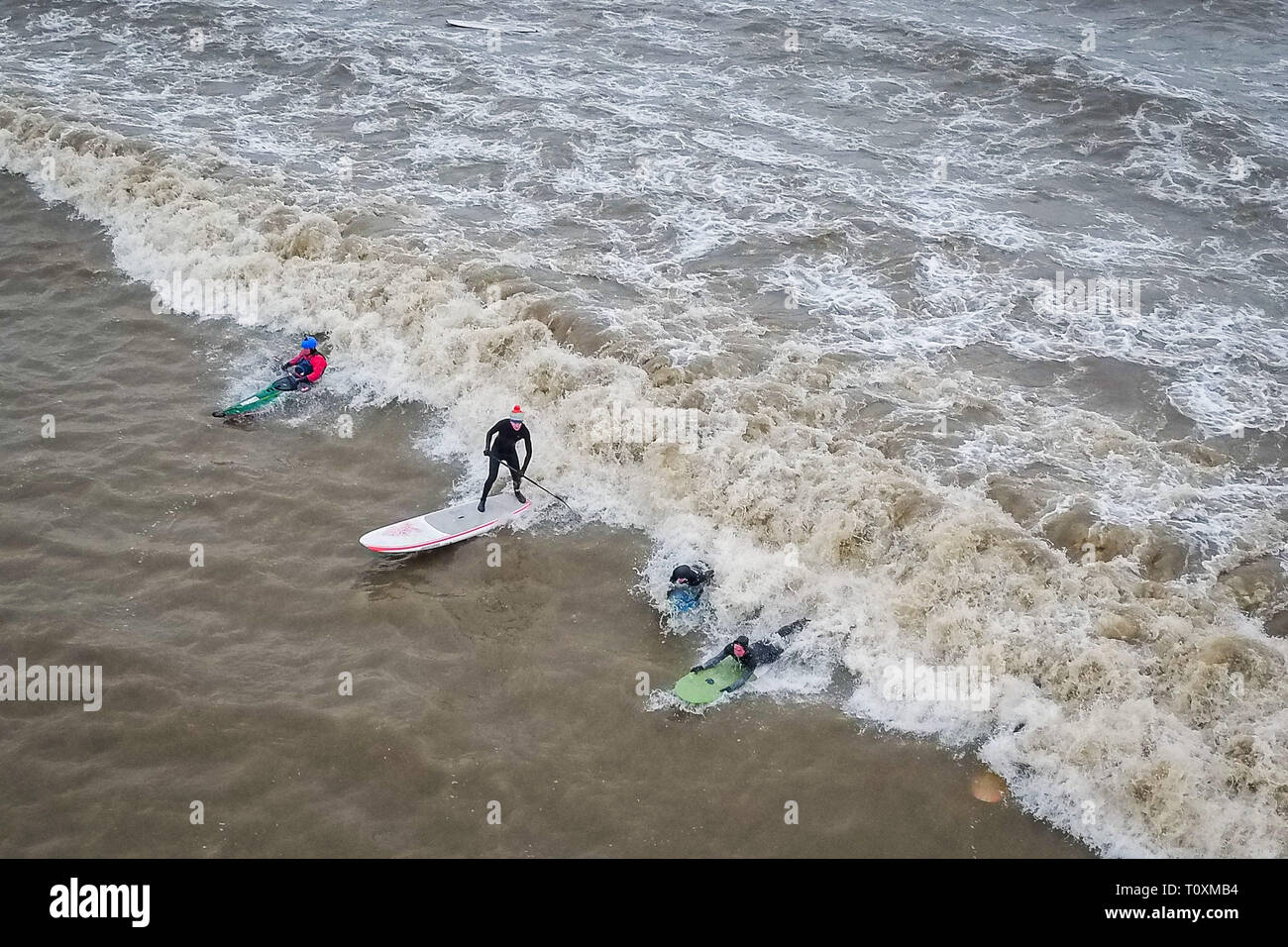 Surfisti cavalcare il primo albergo di 5 stelle Severn Alesaggio del 2019 a Scandicci ha, nel Gloucestershire. Foto Stock