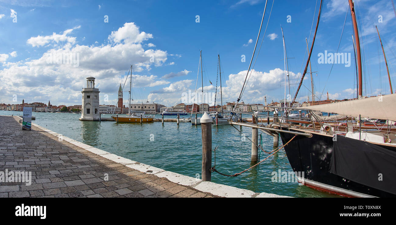 Vista del porto di San Giorgio Maggiore guardando attraverso il Canale della Giudecca guardando verso San Macro (Piazza San Marco) Foto Stock