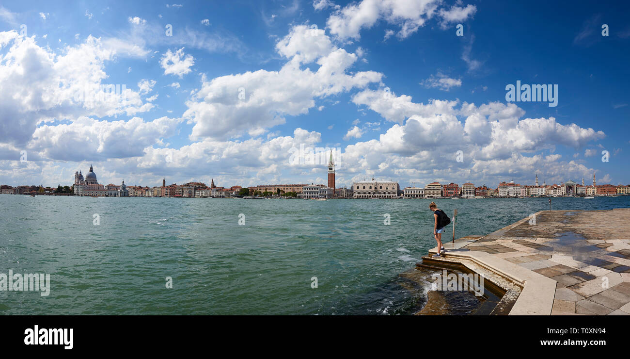 Vista sul Canale della Giudecca guardando verso San Macro (Piazza San Marco) dall'esterno della Chiesa di San Giorgio maggiore. Foto Stock