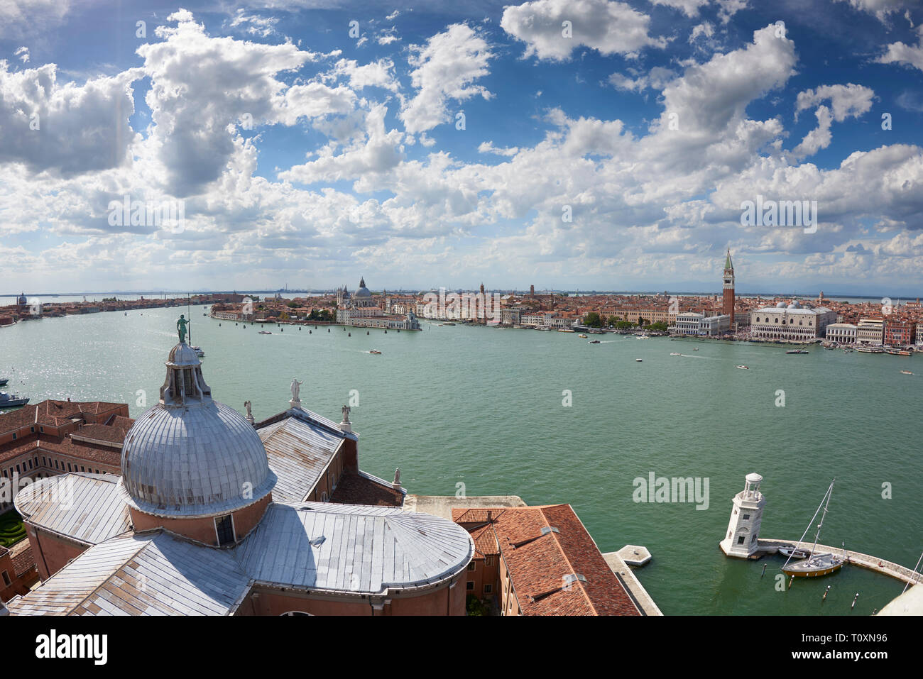 Vista in elevazione attraverso il tetto della chiesa di San Giorgio Maggiore e il Canale della Giudecca guardando verso San Macro (Piazza San Marco) Foto Stock