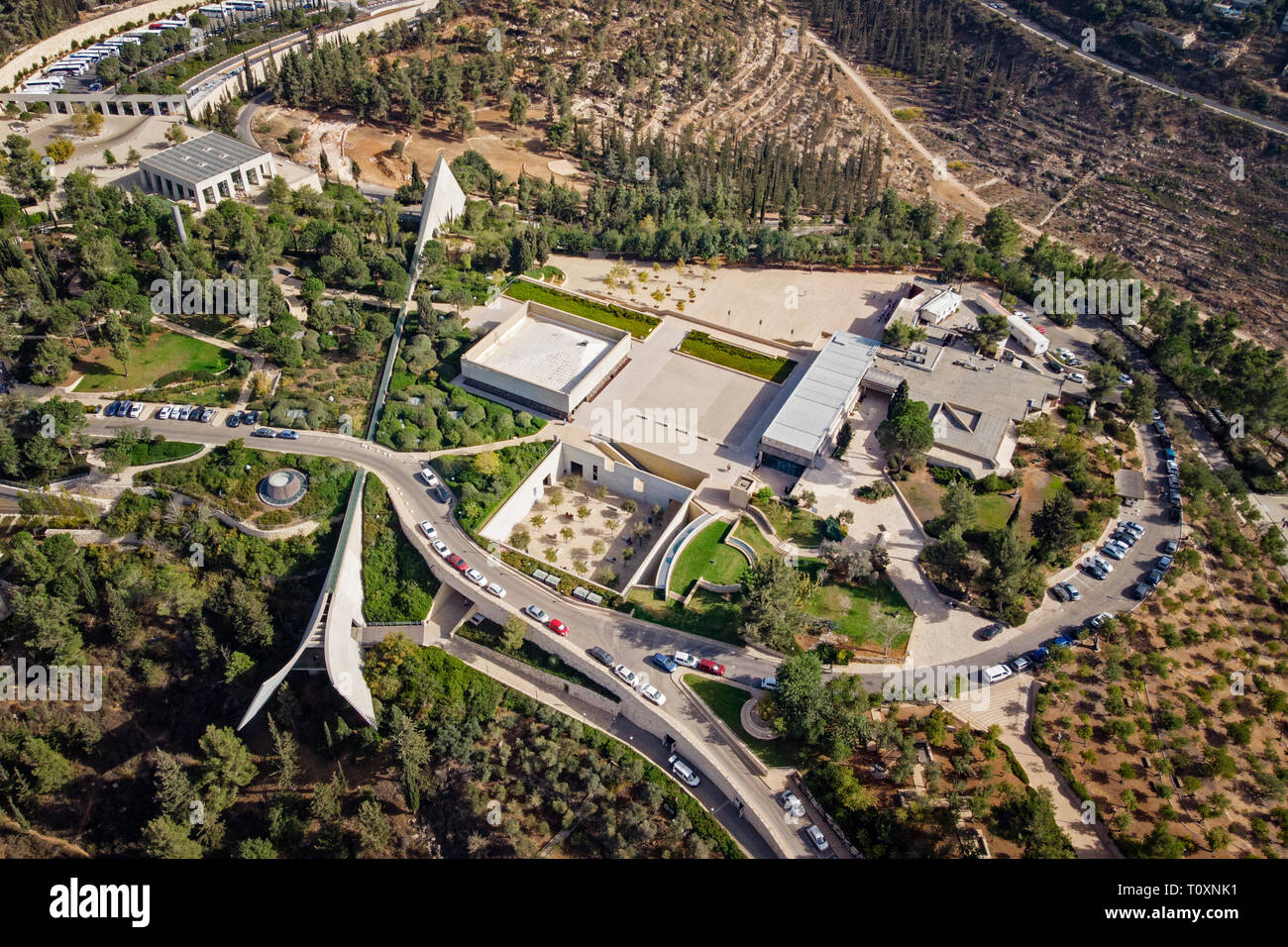 Veduta aerea del museo commemorativo di Holocaust e territorio adiacente nella periferia di Gerusalemme. Vista superiore a Yad Vashem sul fianco di una collina nella periferia di Je Foto Stock