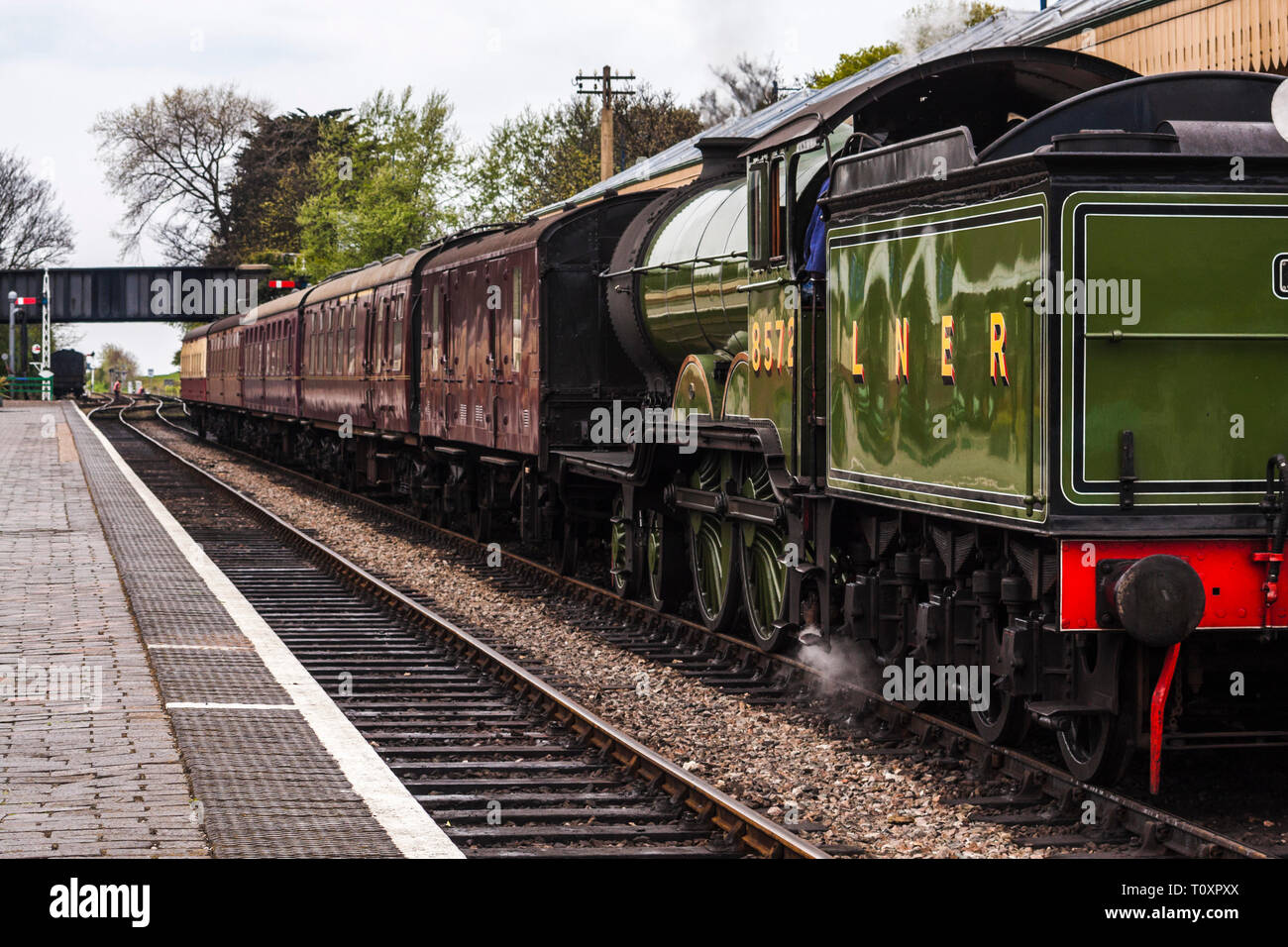 Treno a vapore presso la piattaforma in Cromer,Devon, Inghilterra,UK con insufflazione di vapore dal motore Foto Stock
