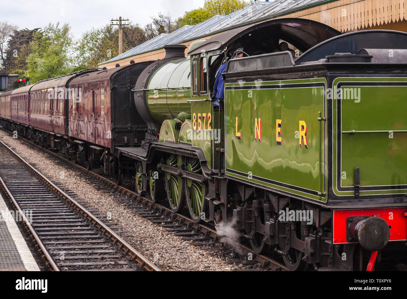 Treno a vapore presso la piattaforma in Cromer,Devon, Inghilterra,UK con insufflazione di vapore dal motore Foto Stock