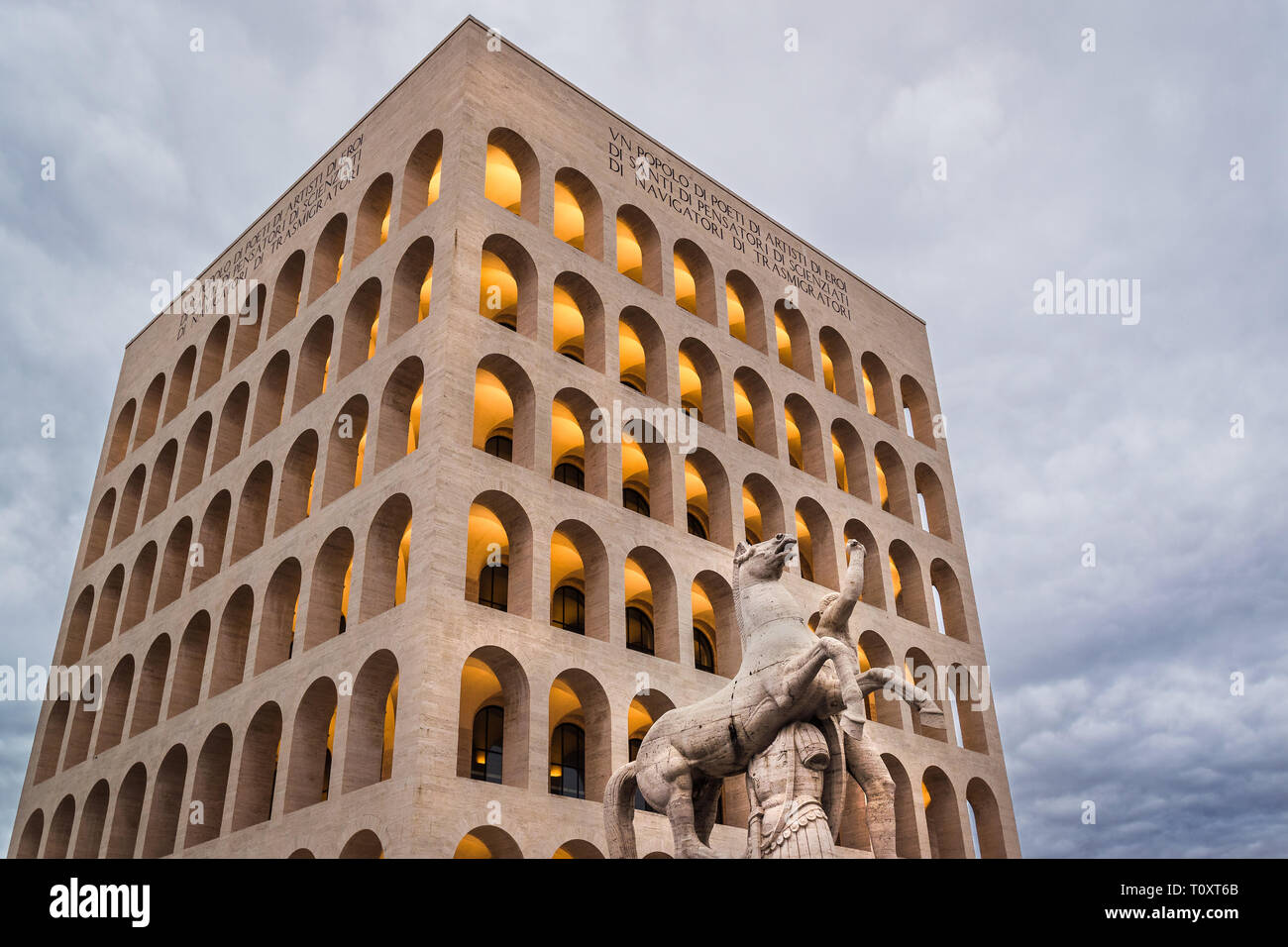 Vista dal basso del Palazzo della Civiltà Italiana, chiamato anche il Colosseo Quadrato, la casa di moda Fendi casa, con archi e colonne Foto Stock