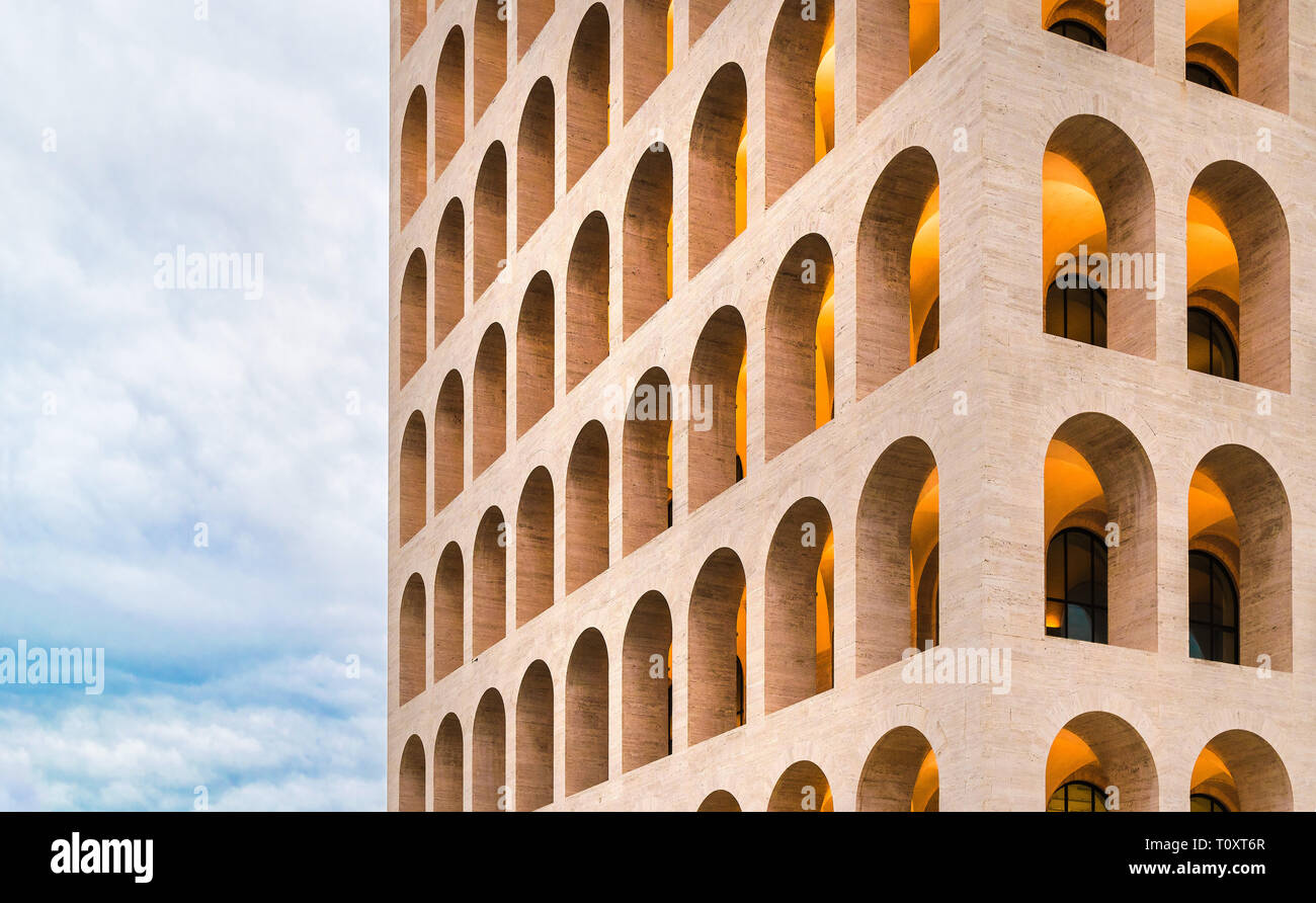 Close-up della facciata del Palazzo della Civiltà Italiana, anche chiamato Colosseo Quadrato, a Roma nel quartiere EUR, con archi e colonne Foto Stock