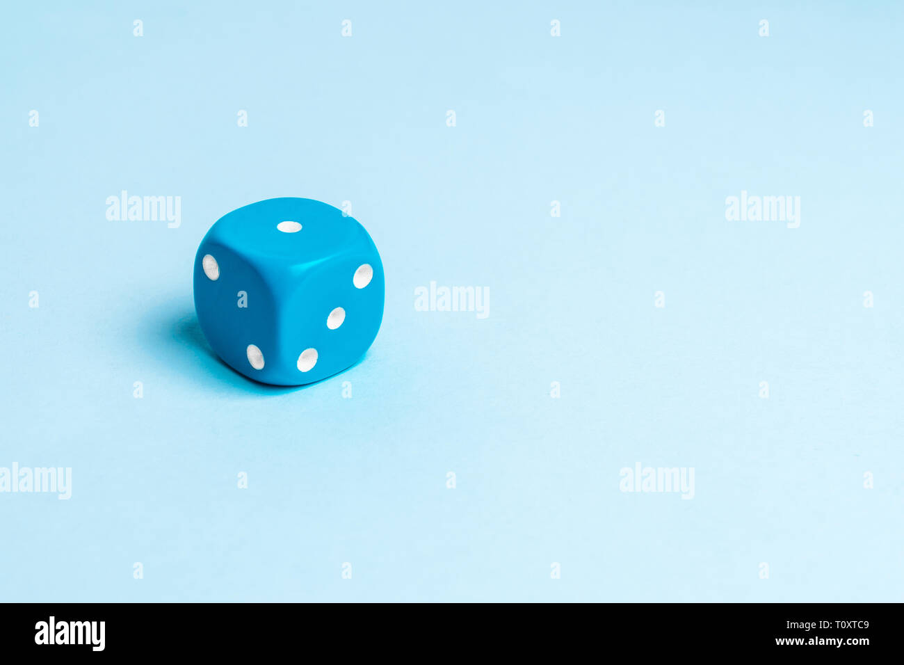 Blu di un dado da gioco colorato isolata su uno sfondo uniforme Foto Stock