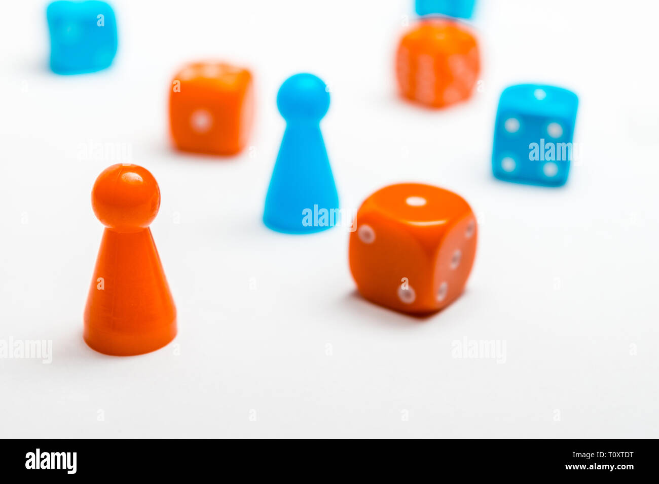 Un gruppo di blu e colorato di rosso il gioco d'azzardo dice con pedine di  vari colori per la scheda giochi su un uniforme sfondo bianco Foto stock -  Alamy