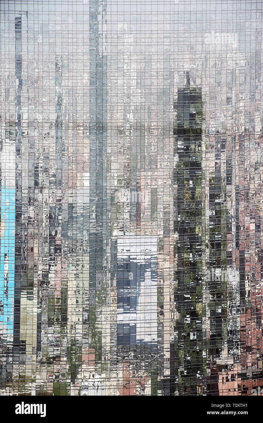 L'Italia, Lombardia, Milano, Bosco Verticale riflessa su Unicredit grattacielo Torre Foto Stock