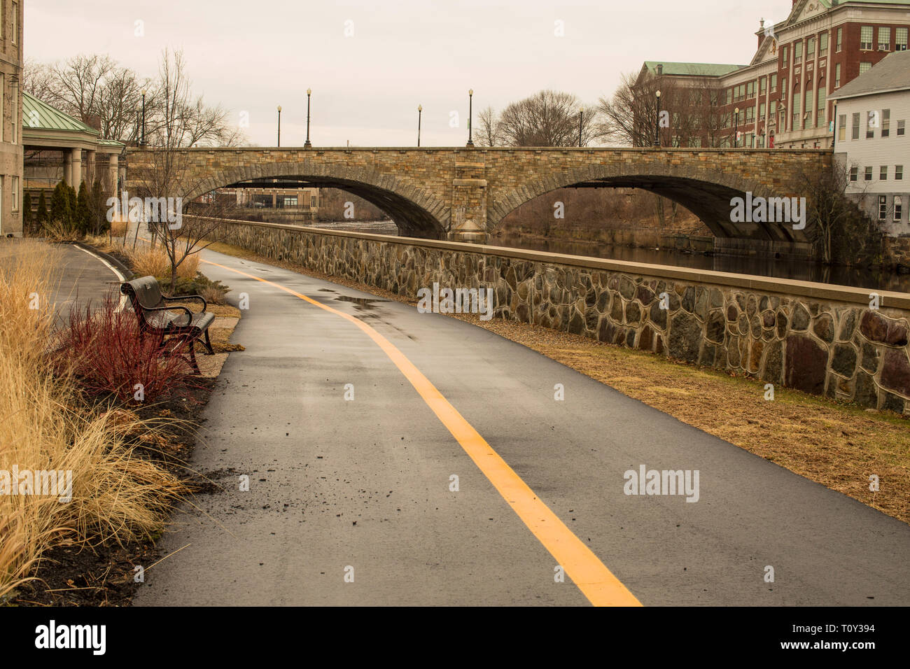 Ponte di pietra sul fiume Blackstone, Pawtucket, RI. Il Blackstone River Valley inizia in Massachusetts e termina nel Rhode Island. Ottimo per la storia buf Foto Stock