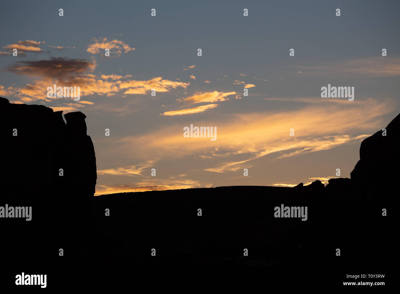 Pietra arenaria rossa buttes stagliano contro il cielo di sera a Valle Monumento tende Tepee Village, Oljato-Monument Valley, San Juan County, Utah, America Foto Stock