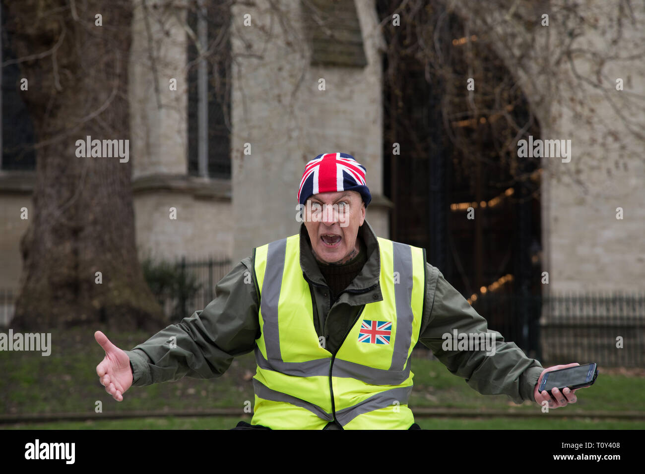 Londra, Regno Unito. 19 marzo, 2019. Un sostenitore Brexiter, in College Green, Westminster, alterco con europeisti (al di fuori del fotogramma). MPs discussione. Foto Stock