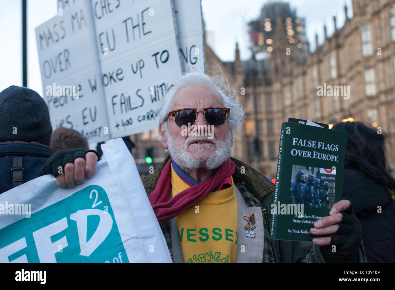 Londra, Regno Unito. 19 marzo, 2019. Anti-Europe dimostratore, in College Green, Westminster. MPs dibattito Brexit trattativa. Foto Stock