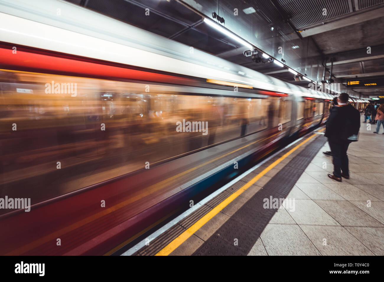 Londra - MARZO 20, 2019: treno arrivando alla piattaforma alla stazione della metropolitana di Westminster a Londra Foto Stock