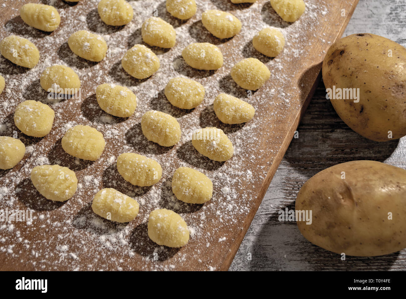 Gnocchi di patate su tagliere di legno dallâ alto Foto stock - Alamy