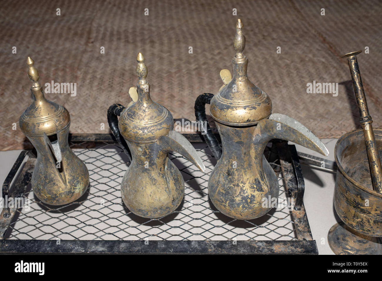 Dettaglio colpo di tradational arabo ottone teiere, Abu Dhabi, Emirati arabi  uniti Foto stock - Alamy
