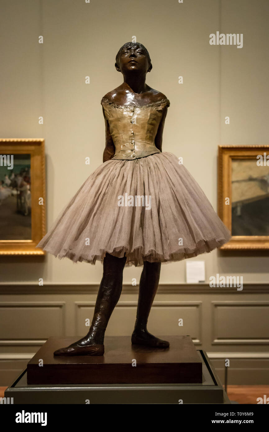 Il piccolo Fourteen-Year-vecchio ballerino è una scultura in bronzo di  Edgar Degas in mostra al Metropolitan Museum of Art di New York City Foto  stock - Alamy