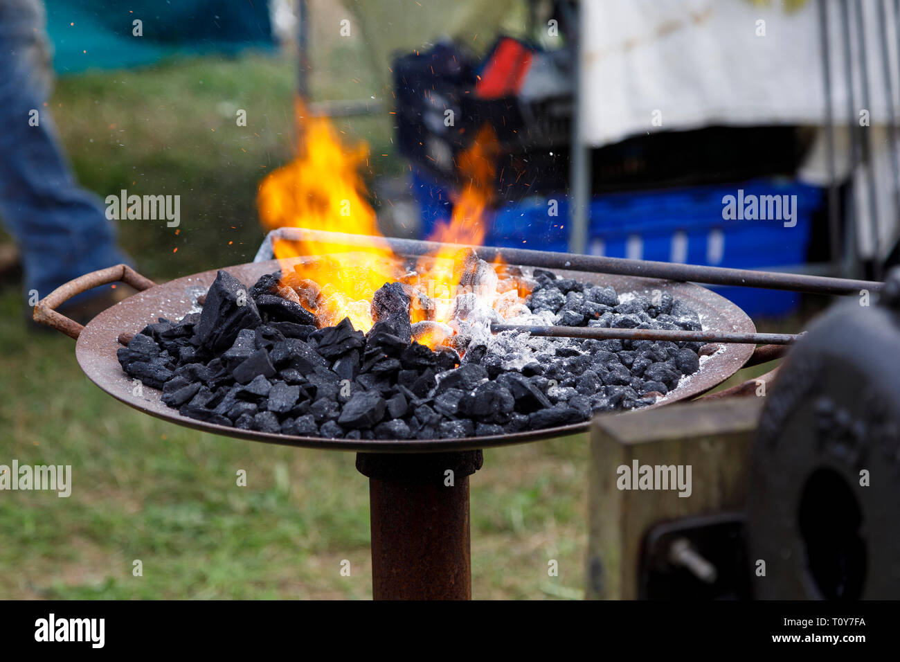 Un piccolo, mobile fabbri forgiano al 2018 Aylsham spettacolo agricolo, Norfolk, Regno Unito. Foto Stock