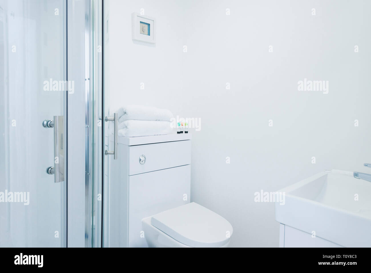 Foto interne di pulire una stanza da bagno suite bianca Foto Stock