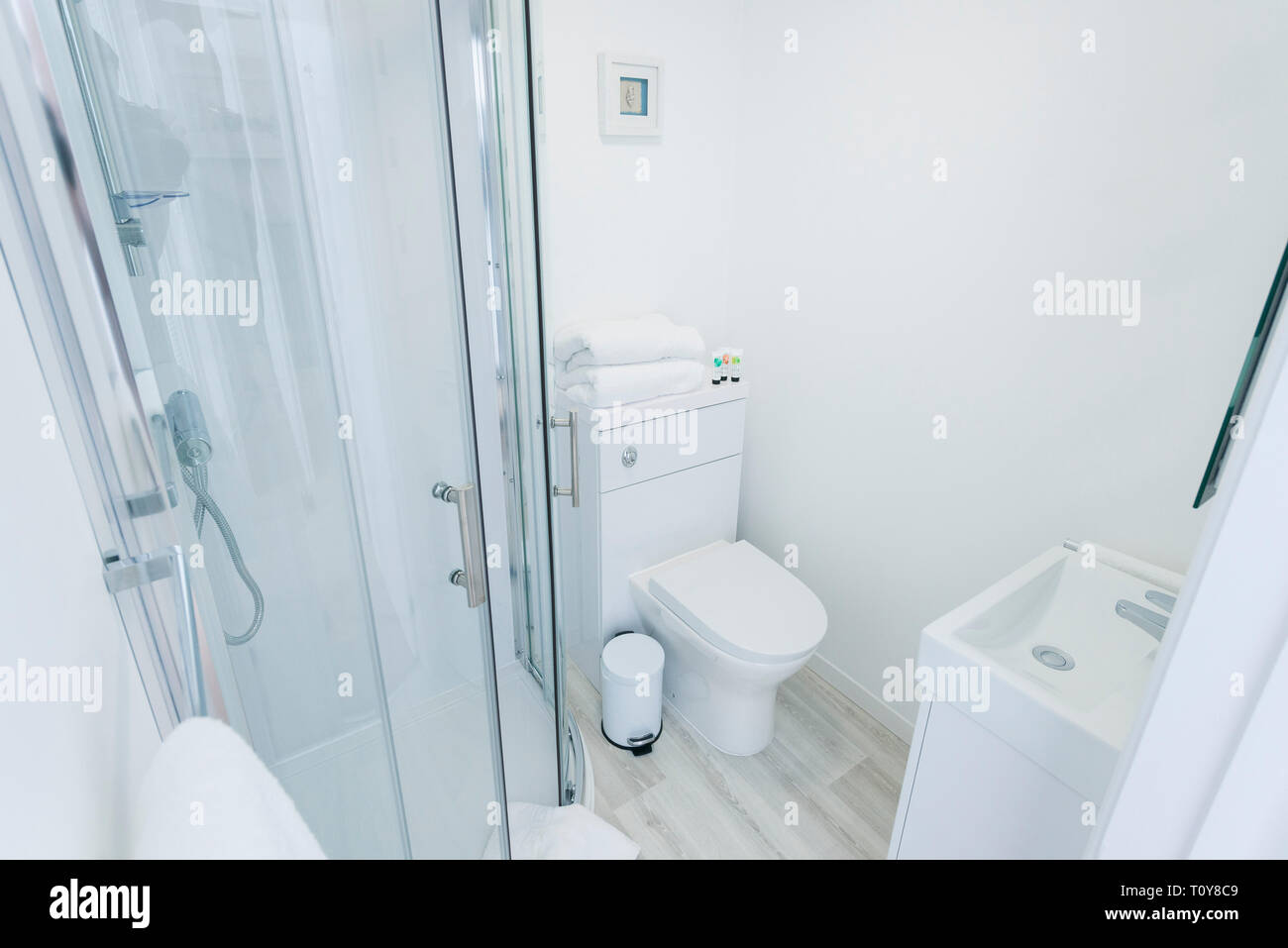 Foto interne di pulire una stanza da bagno suite bianca Foto Stock