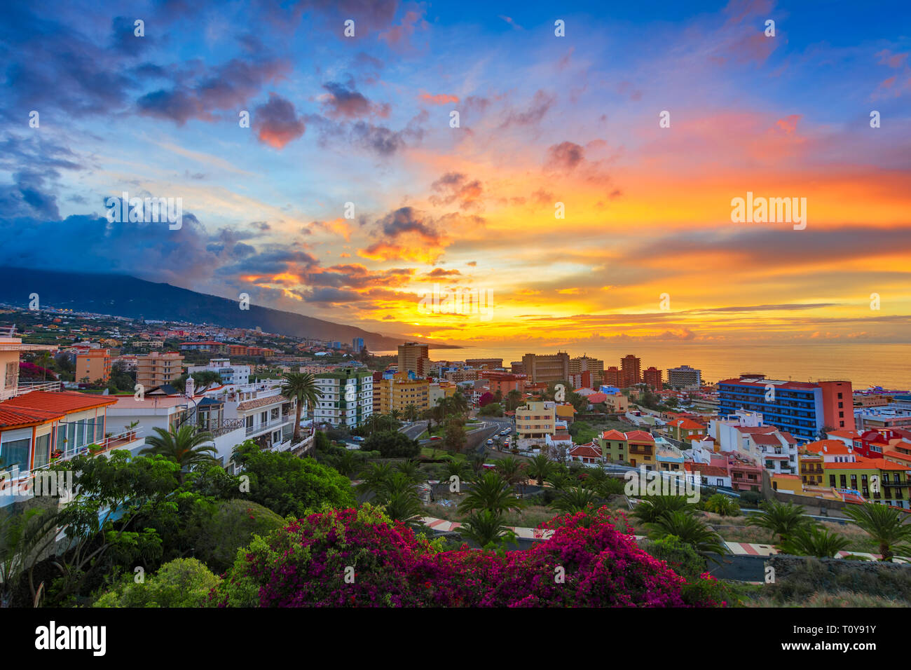 Puerto de la Cruz, Tenerife, Isole canarie, Spagna: Sceninc vista sopra la città al tramonto Foto Stock