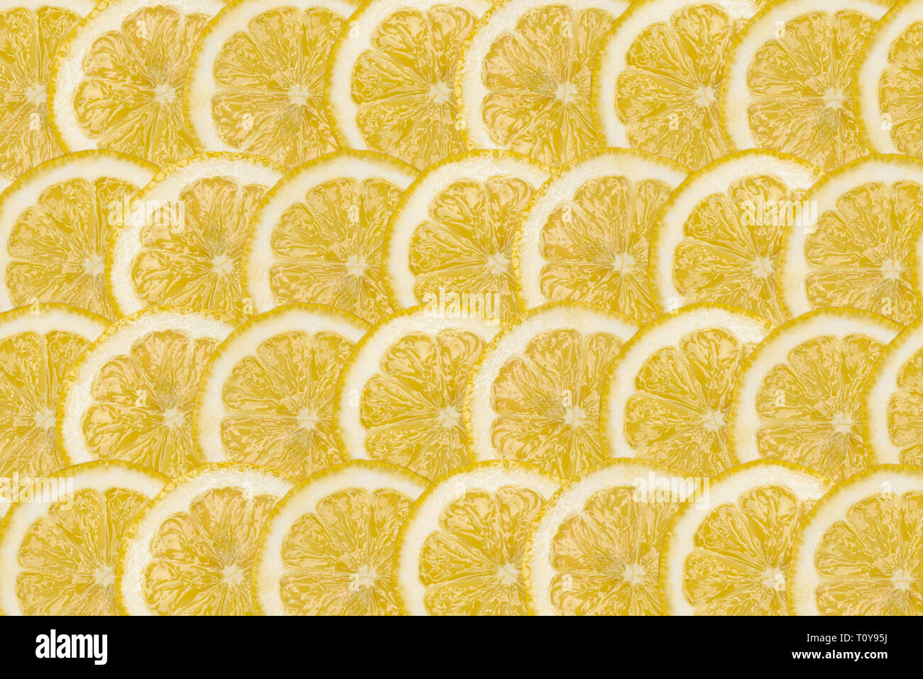 Modello realizzato da fettine di limone fresco sovrapposizione, vista aerea, flatlay. Sfondo di frutta. Foto Stock