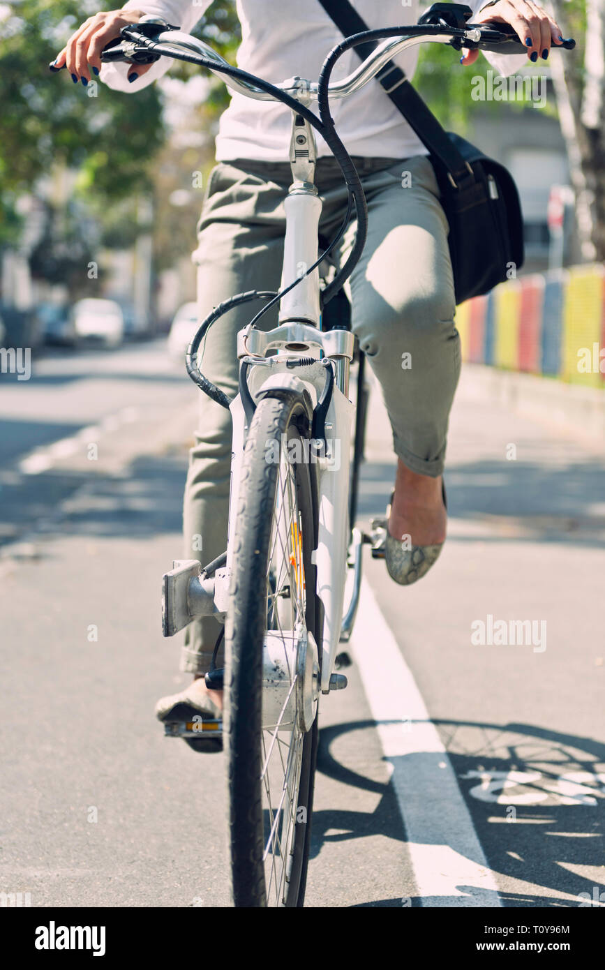 Utilizzando dei " commuters " bicicletta elettrica per andare al lavoro Foto Stock