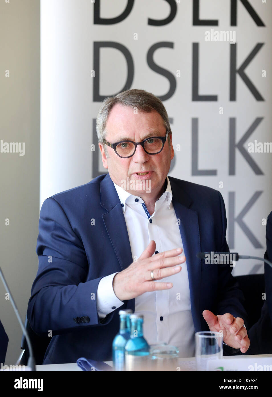22 marzo 2019, della Renania settentrionale-Vestfalia, Düsseldorf: Udo Beckmann, presidente di VBE, risponde alle domande dei giornalisti durante la conferenza stampa. In occasione della conferenza stampa di scuola tedesca Principals Congresso un rappresentante Forsa sondaggio sulla soddisfazione nel lavoro di scuola tedesca i committenti, la salute e la penuria di insegnanti, commissionato dalla Lehrerverband Bildung und Erziehung (VBE), sarà presentato. Foto: Roland Weihrauch/dpa Foto Stock