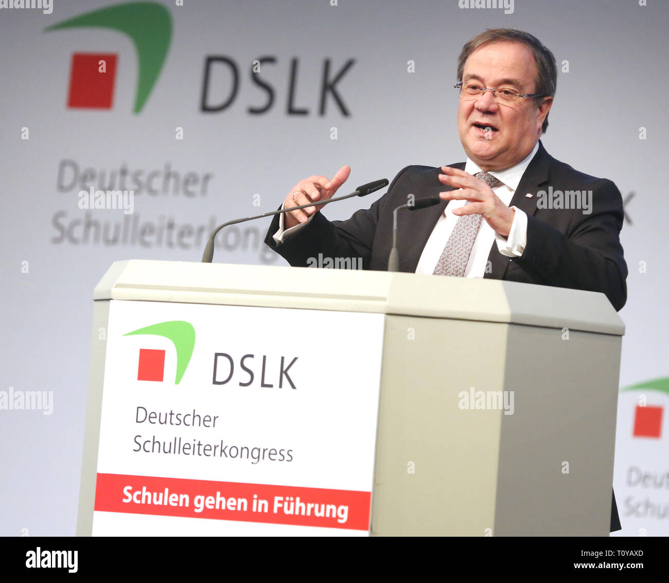22 marzo 2019, della Renania settentrionale-Vestfalia, Düsseldorf: Armin Laschet (CDU), NRW Ministro Presidente, parla alla manifestazione di apertura del tedesco Preside del Congresso. In occasione di una conferenza stampa, un rappresentante Forsa sondaggio sulla soddisfazione nel lavoro di scuola tedesca i committenti, la salute e la penuria di insegnanti, commissionato dalla Lehrerverband Bildung und Erziehung (VBE), sarà presentato. Foto: Roland Weihrauch/dpa Foto Stock